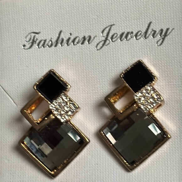 Fashion statement stunning studds earrings with faux diamonds - Picture 5 of 7